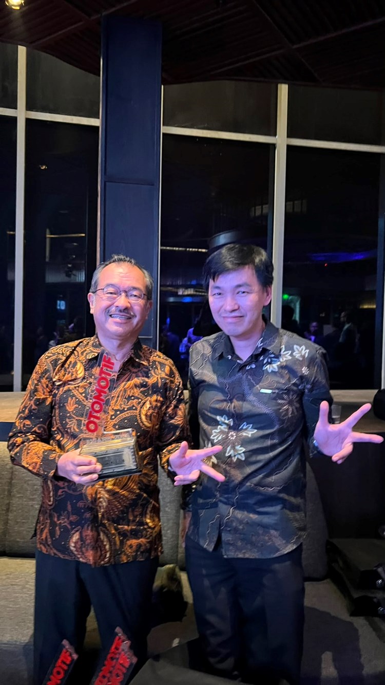 Mr. Hitoshi Inoue & Michael C.Tanadhi berpose dengan trophy KLE 500.